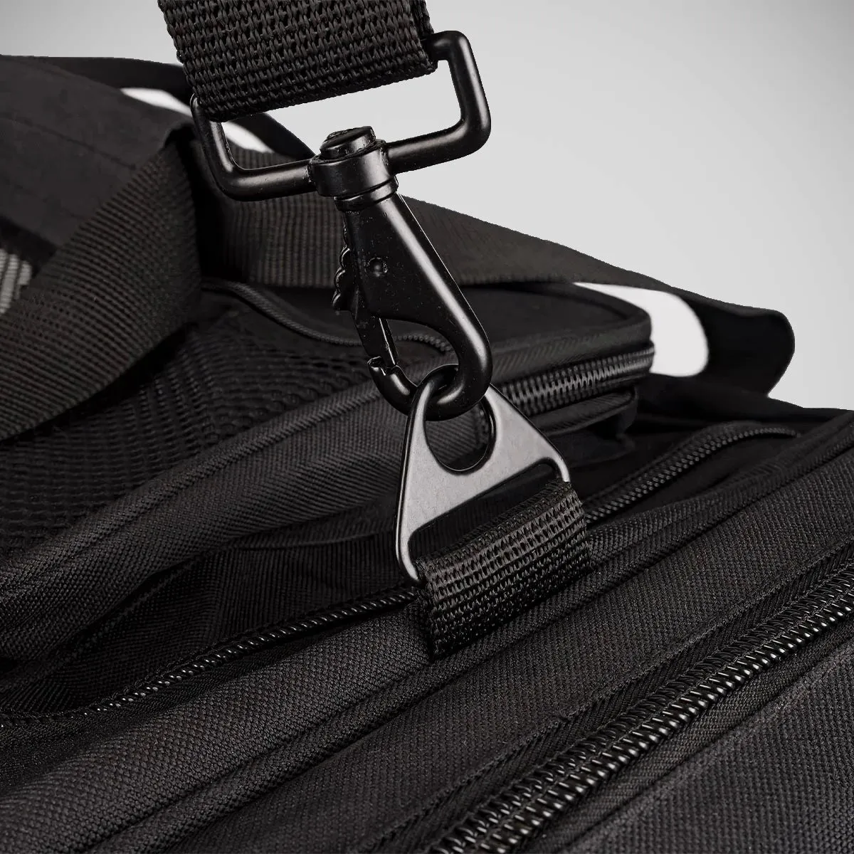 8 Weapons Sports Bag Black/Black